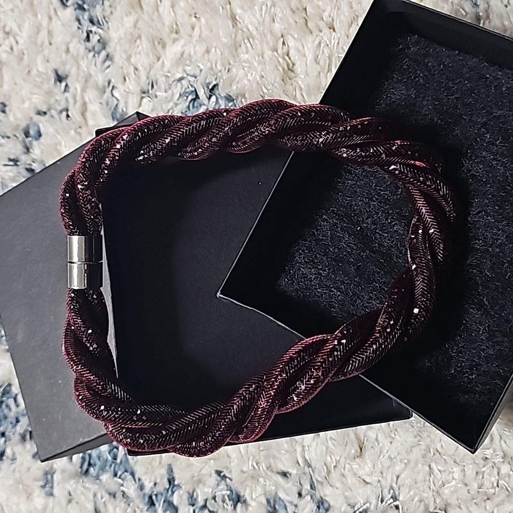 Necklace with magnetic clasp
